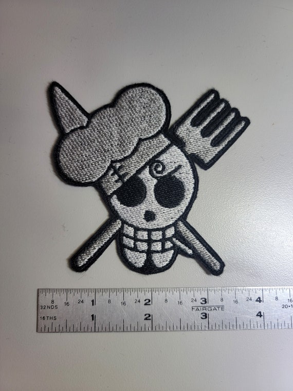 Toppa da cucire o stirare OP Anime da 4 con teschio Jolly Roger Chef di Sanji - Italia