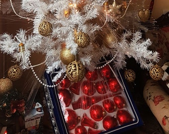 1970&#39;s, Glass Christmas Tree Decoration, Red Color, Vintage Lot of 21 Pieces With Tree Topper and Vintage Hangers in Original Box, Germany