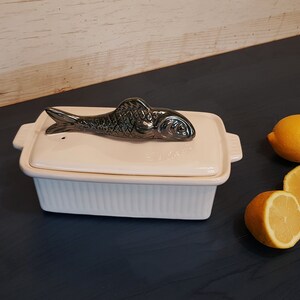 1930er Jahre, Minze Achenbach Porzellan/Keramik Deckeldose/Auflaufform, handgemachter Sockel/Korpus mit handbemalter Fischfigur auf dem Deckel#14