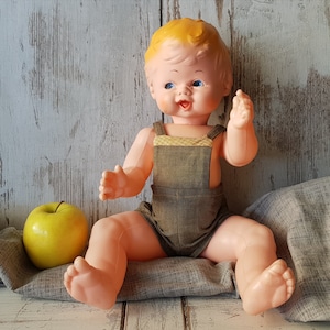 Années 1970-1980, baby doll vintage avec tête Vinil et corps en plastique rigide