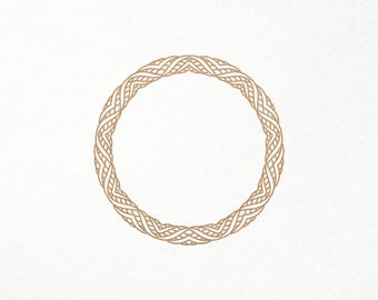 Puede incluir: Un marco circular decorativo con un diseño tejido intrincado en color marrón claro.