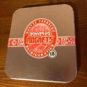 Gangsta-magneter. Stängd låda. Varning: explicit innehåll