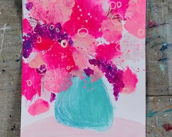 Puede incluir: Una pintura de un ramo de flores rosas y moradas en un jarrón turquesa. Las flores están pintadas en un estilo suelto y abstracto con acentos blancos.