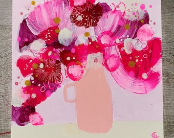 Op de afbeelding: Een abstract schilderij in roze en wit van een boeket bloemen in een roze vaas. De bloemen zijn geschilderd in een losse, gestileerde stijl met spatten van gouden verf.