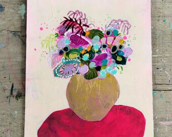 Op de afbeelding: Abstract schilderij van een gouden vaas gevuld met kleurrijke bloemen. De bloemen zijn roze, paars, blauw en groen. De achtergrond is gebroken wit met roze accenten, en een rode vorm bevindt zich onder de vaas. Het kunstwerk is op een getextureerd oppervlak.
