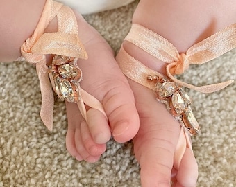 Sandalias descalzas de cristal para bebé: joyas bohemias para bodas en la playa