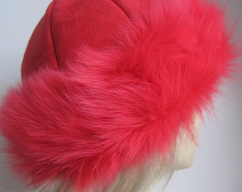 Rosrosa vintermössa från lammskinn med pälskant, storlek M