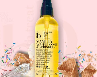 Puede incluir: Una botella de aceite corporal amarillo con una tapa de bomba negra, etiquetada como "Vanilla Waffle Cone & Sprinkles". La botella está rodeada de conos de gofres, chispas y un batidor. El texto de la botella dice "Aceite corporal diario natural hidratante".