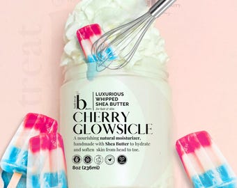 Può includere: Un barattolo di burro di karitè montato Cherry Glowsicle con una frusta e accenti di ghiaccioli. Il barattolo è etichettato "Luxurious Whipped Shea Butter" e "Cherry Glowsicle". Il prodotto è 236 ml.