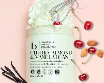 Può includere: Un barattolo di burro di karitè montato Cherry Almond & Vanilla Bean, con ciliegie, mandorle e baccelli di vaniglia. Il barattolo è etichettato "Luxurious Whipped Shea Butter" ed è da 236 ml.