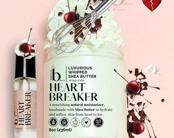 Può includere: Un barattolo di lussuoso burro di karitè montato "Heart Breaker" per capelli e pelle, con un piccolo flacone roll-on dello stesso prodotto. Il barattolo è decorato con panna montata, ciliegie e salsa al cioccolato. Il flacone roll-on è di 236 ml.