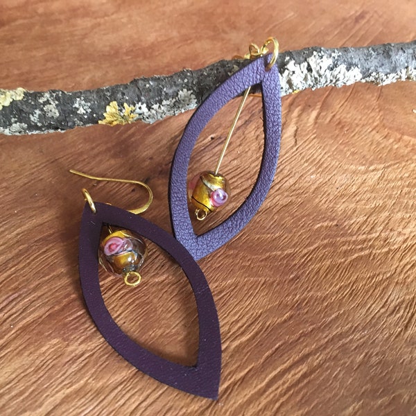 Pétale - Boucles d'oreilles asymétriques en cuir violet foncé avec une perle jaune et rose