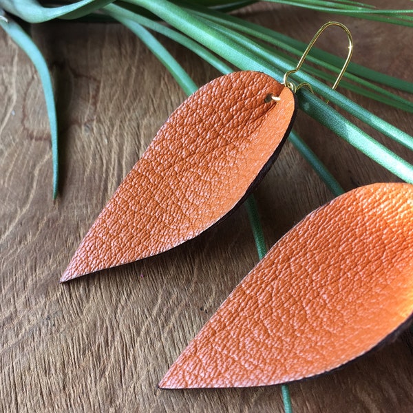 Folia - Boucles d'oreilles en cuir orange (grain moyen) en forme de feuille, avec boucles dorées - Grand modèle