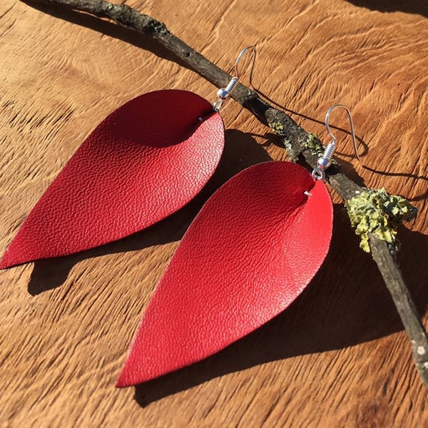 Folia - Boucles d'oreilles en cuir rouge (grain fin) en forme de feuille, avec boucles couleur argentée - Grand modèle