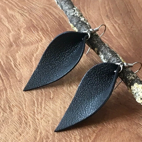 Folia - Leaf-shaped black (smooth) leather earrings, with silver-tone buckles - Small model