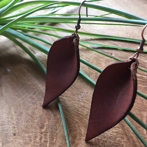 Folia - Brown leather (smooth) leaf-shaped earrings, with aged brass buckles - Small model