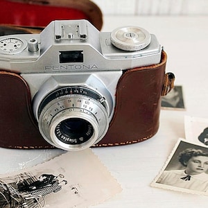 Fotocamera vintage tedesca a pellicola da 35 mm Pentona Priomat con mirino e custodia in pelle marrone – Fotocamera a pellicola classica da 35 mm retrò anni '60