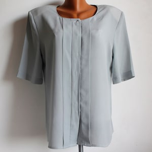 Light Grey Vintage Women’s Blouse, Short Sleeve Silk Summer Shirt, Round Neckline, Retro 80’s Style, Casual Grey Blouse Size L