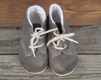 Botas de gamuza gris para niños pequeños – Zapatos infantiles de cuero con cordones de estilo vintage, calzado infantil retro y suave.