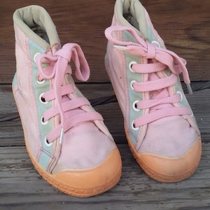 Pink Vintage Kid&#39;s Sneakers Size 9, Unisex High Top Retro 80&#39;s Lace-Up Shoes, Kid&#39;s Sport Sneakers for Boy or Girl, Vintage Footwear for Kid
