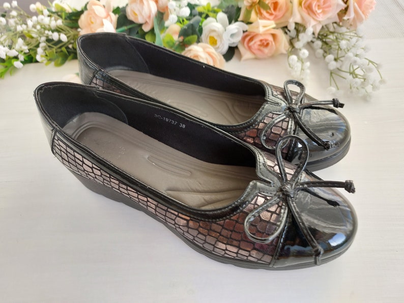 Classic Design: The timeless loafer design is versatile, allowing you to pair these flats with a wide range of outfits, from casual to semi-formal.
