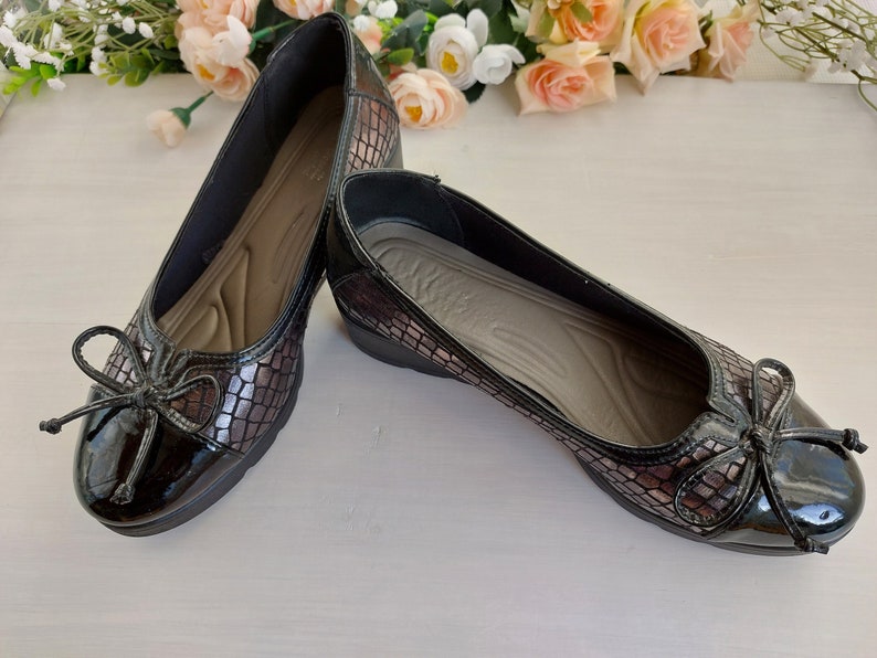these Black Womens Loafers Vintage Flats Shoes are the epitome of timeless style and comfort. Crafted with precision and designed for the modern woman, these Classic Flat Sole Leather Loafers exude elegance and versatility.