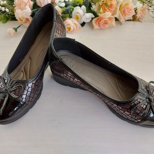 Elevate your footwear collection with these timeless Black Womens Loafer Flats, crafted for both style and comfort. These vintage-inspired loafers boast a classic design, featuring eco-friendly leather and a lightweight rubber sole.