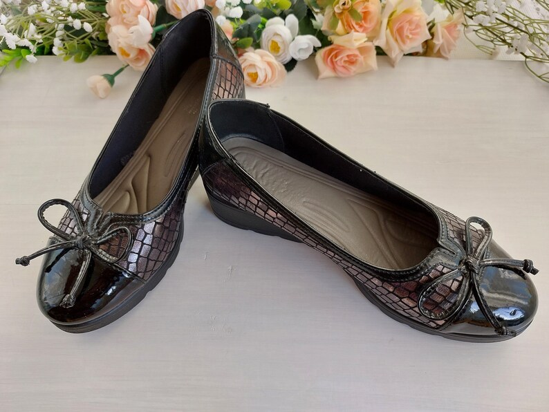Elevate your footwear collection with these timeless Black Womens Loafer Flats, crafted for both style and comfort. These vintage-inspired loafers boast a classic design, featuring eco-friendly leather and a lightweight rubber sole.