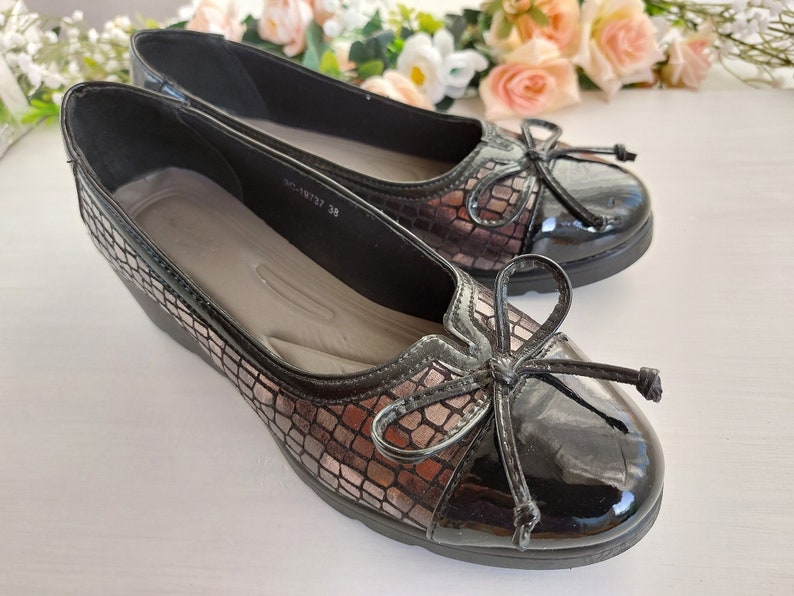 Material: Eko and patent Leather
Heel Height 1.57 in/4 cm
Womens Leather Loafers
Latex Foam Comfort Cushion Footbed
Slip-resistant  Sole