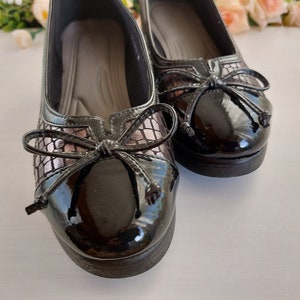 US/Canada/ sizes: 8	
Euro sizes: 38-39	
UK sizes: 6	
Length-exterior, toe to heel: app. 9.5 in/ 25 cm
heel height: 1.57 in/ 4 cm