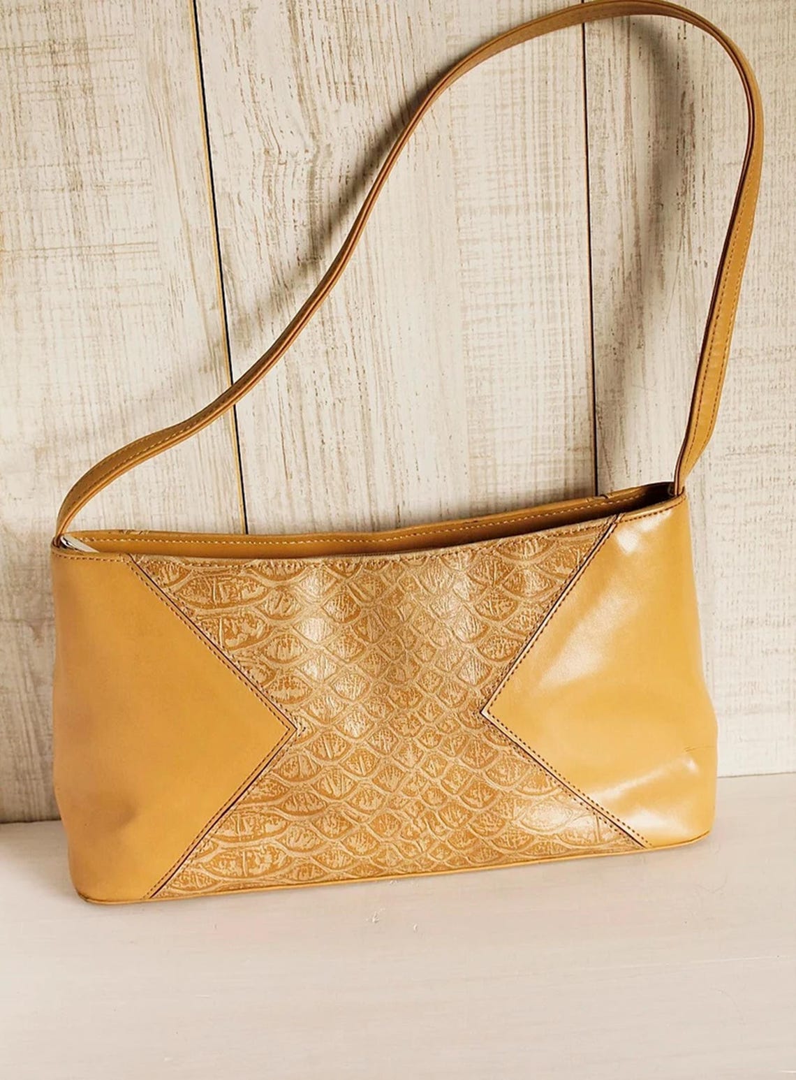Tan Leather Shoulder Bag, Vintage Boho Handbag, Mock Croc Retro Purse, Bohemian Women's Crossbody Bag, Mid Size Leather Bag, foto 4 di 5