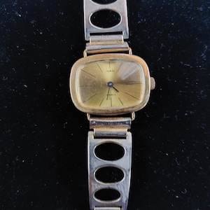 Vintage Ruhla Women&#39;s Watch – 1980s Mechanical Hand Wind Watch – Gold Ellipse DDR Watch – Retro German Wristwatch – Rare Collectible