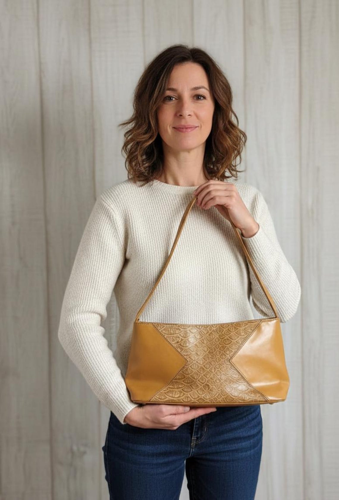 Tan Leather Shoulder Bag, Vintage Boho Handbag, Mock Croc Retro Purse, Bohemian Women's Crossbody Bag, Mid Size Leather Bag, foto 3 di 5