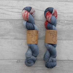 Stoker - 100 g de fil teint à la main écheveaux noir gris Dracula rouge crochet tricot laine mérinos mouchetée nylon Indie DK chaussettes SuperWash