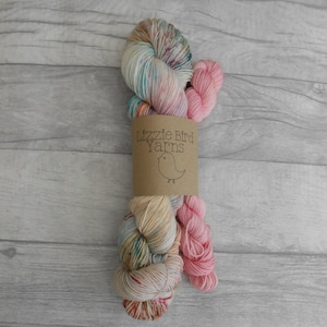 Zestaw skarpetek Pretty in Pink - 100g/20g ręcznie farbowana włóczka, szydełkowa, różowa oliwka, turkusowe, nakrapiane motki, wełna merynosowa, nylon, skarpetki Indie SuperWash