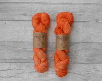 Sogno del Coniglio - Filato tinto a mano da 100 g, arancione, marrone, Halloween, Pasqua, uncinetto, maglia, gomitolo semisolido, lana merino, nylon, Indie DK, calzino, superlavabile