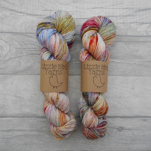 Party Popper - 100g ręcznie farbowana włóczka, szydełkowa, dzianina, czerwony, złoty, niebieski, plamki, dryf, motek, wełna merynosowa, nylon, skarpetki Indie DK, superwash