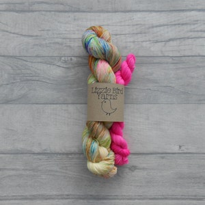 Juego de calcetines calentadores de piernas de los años 80: hilo teñido a mano de 100 g y 20 g, tejido a crochet, mini madeja de lana merino, nailon, superlavado, color rosa intenso