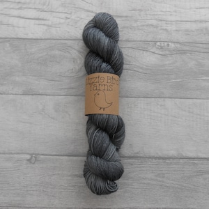 Styx - 100 g de fil teint à la main, noir, gris foncé, crochet, laine mérinos, nylon, indie, chaussettes SuperWash