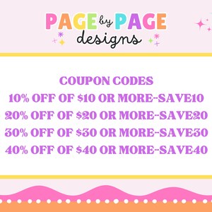 Puede incluir: Un gr&aacute;fico amarillo y rosa con el texto "PAGE by PAGE designs" y una lista de c&oacute;digos de cup&oacute;n: 10% DE DESCUENTO EN $10 O M&Aacute;S - SAVE10, 20% DE DESCUENTO EN $20 O M&Aacute;S - SAVE20, 30% DE DESCUENTO EN $30 O M&Aacute;S - SAVE30, 40% DE DESCUENTO EN $40 O M&Aacute;S - SAVE40.