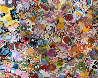 Puede incluir: Una gran colección de pegatinas coloridas con temática de dibujos animados que presentan animales, comida y otros diseños lindos. Las pegatinas son perfectas para decorar diarios, planificadores y otros proyectos de manualidades.