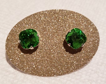 Puede incluir: Un par de pendientes de botón de plata con piedras cuadradas de color verde esmeralda.