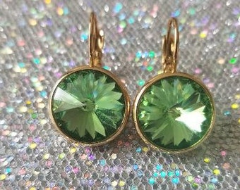 Puede incluir: Un par de pendientes de oro con piedras de cristal verdes. Los pendientes tienen un diseño sencillo y son perfectos para el uso diario.