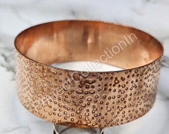 Brazalete bohemio de cobre martillado hecho a mano con diseño rústico de lunares
