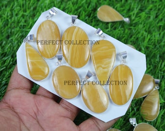 Può includere: Una collezione di ciondoli in agata gialla con montature in argento. I ciondoli sono esposti su una carta bianca con il testo "PERFECT COLLECTION".