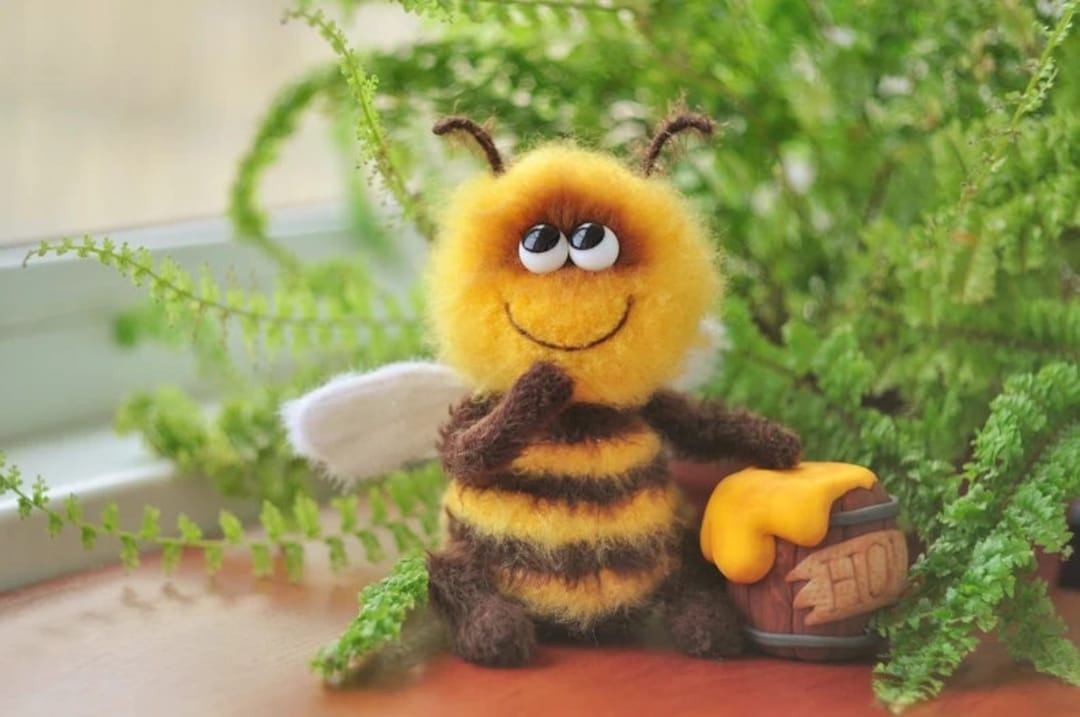 Funny Bee Miniature Plushie Collector’s Tiny Bee Desk Figurine for Bee  Lovers Cute Little Crochet Bee Toy for Home, Bed, Desk Decor