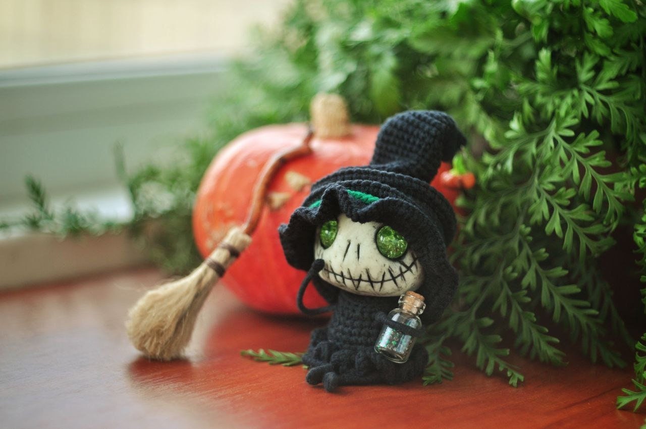 Little creepy green-eyed witch figurine or Сar pendant toy, Scary toy skeleton, Goth doll, Voodoo doll, Gothic gift for her