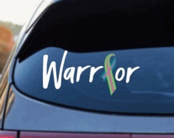 Puede incluir: Un coche negro con una calcomanía blanca que dice "Warrior" con una cinta colorida al lado.