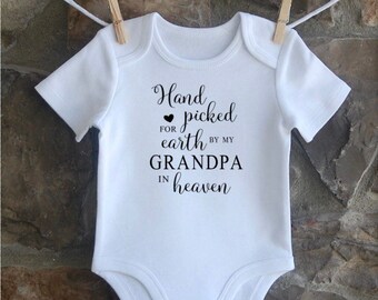 Puede incluir: Un body blanco para bebé con texto negro que dice "Hand picked for earth by my grandpa in heaven".
