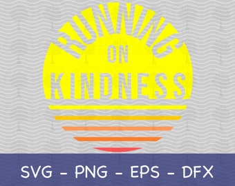 Puede incluir: Círculo amarillo con un diseño de rayos de sol y el texto "Running on Kindness" en blanco. El círculo tiene un diseño de rayas rojas, naranjas y amarillas en la parte inferior.